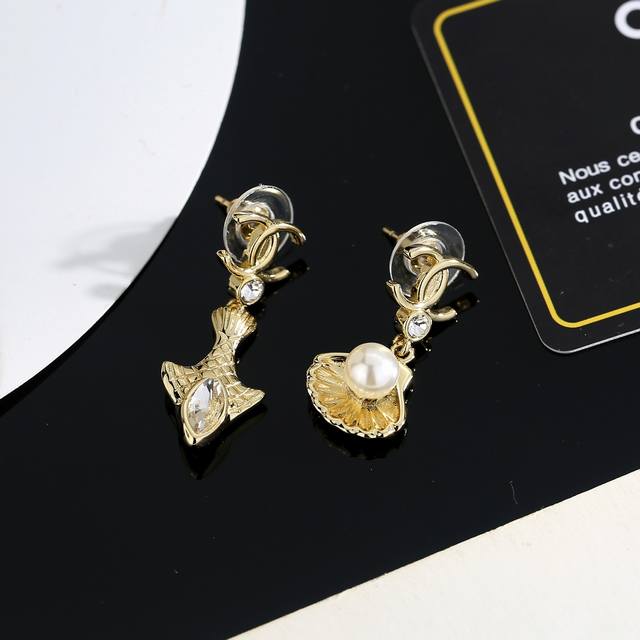 Today's new arrival: Chanel 25C pearl shell earrings with a new gold-tone diamon