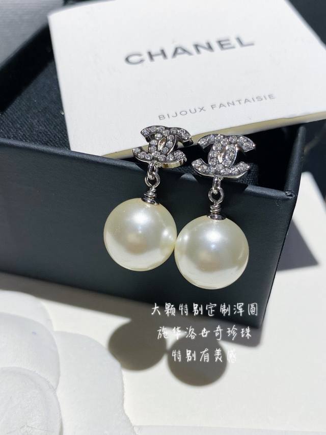 Chanel's latest 1New Arrival Chanel Small Pearl Letter Earrings. Made of brass w