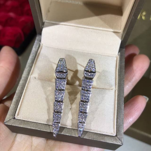 Bvlgari classic work, Bulgari full diamond snake earrings, each joint can be mov