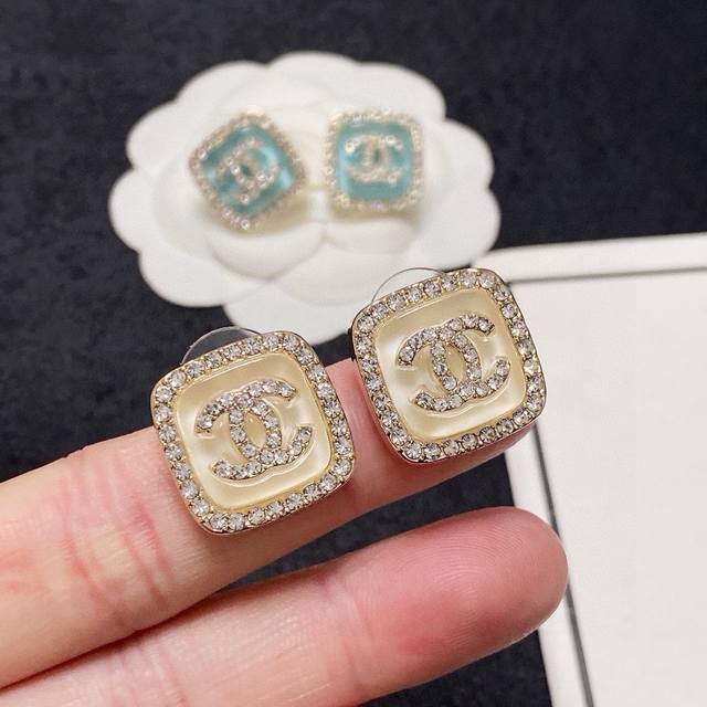 Chanel's hot new product, personalized and fashionable, full of diamonds, double