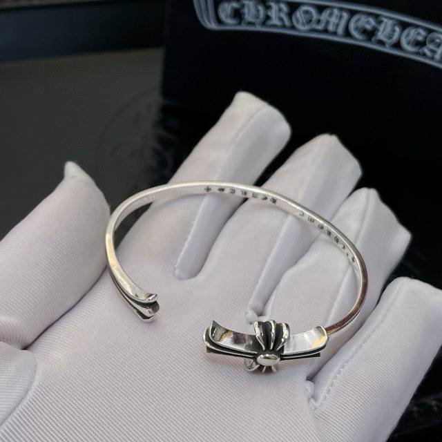 a counter-quality Chrome Hearts classic retro cross open bracelet. The concave a