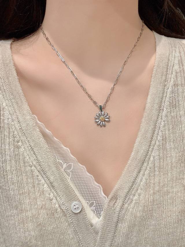 We produce a large quantity of this "Fu Colored Gem Series" Daisy Necklace, a he