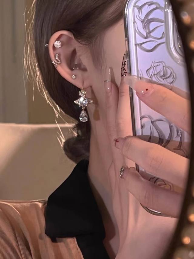 We produce a large number of consulting customers. Water drop universe ear hooks