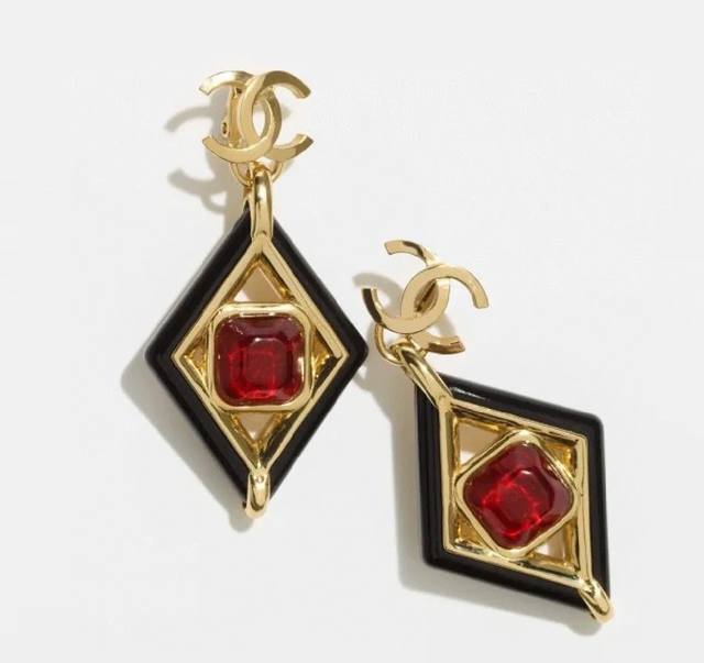 Chanel modern retro trend is coming. Every detail of the ruby diamond earrings i