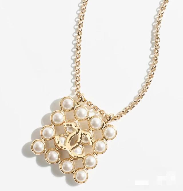 Gold Pearl Perfume Bottle Pendant Necklace Exquisite High-end Item Retro Rich La