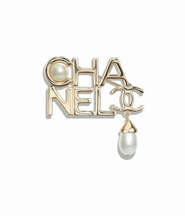 Chanel irregular letter pearl brooch has a unique metal texture with staggered p