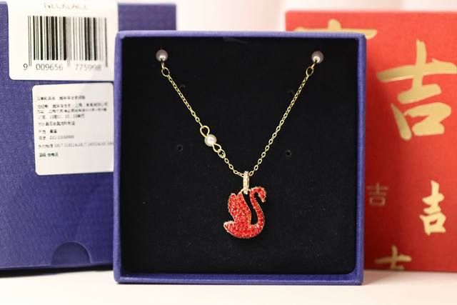 Swarovski Gold Pearl Red Swan Clavicle Necklace This dazzling Iconic Swan pendan
