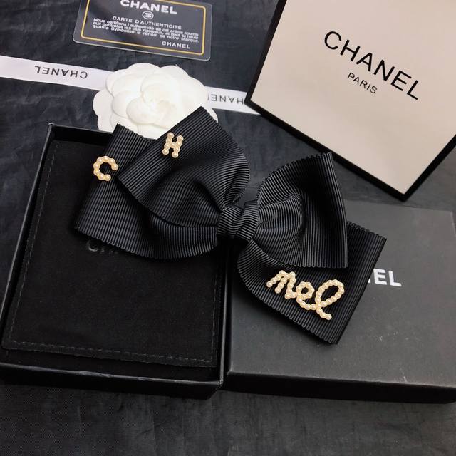 Chanel's latest hit bow vintage hairpin Trust me! This is a must-have item for e