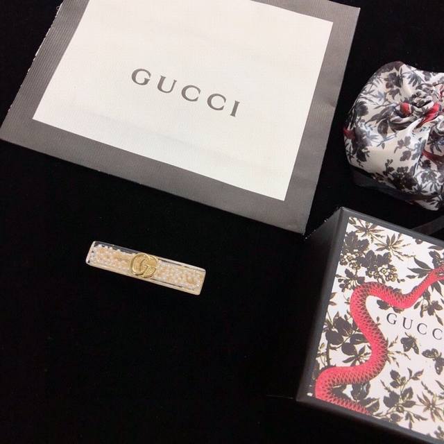 Gucci Autumn/Winter 2019 new double G resin hairpin inlaid with rhinestones. Bli