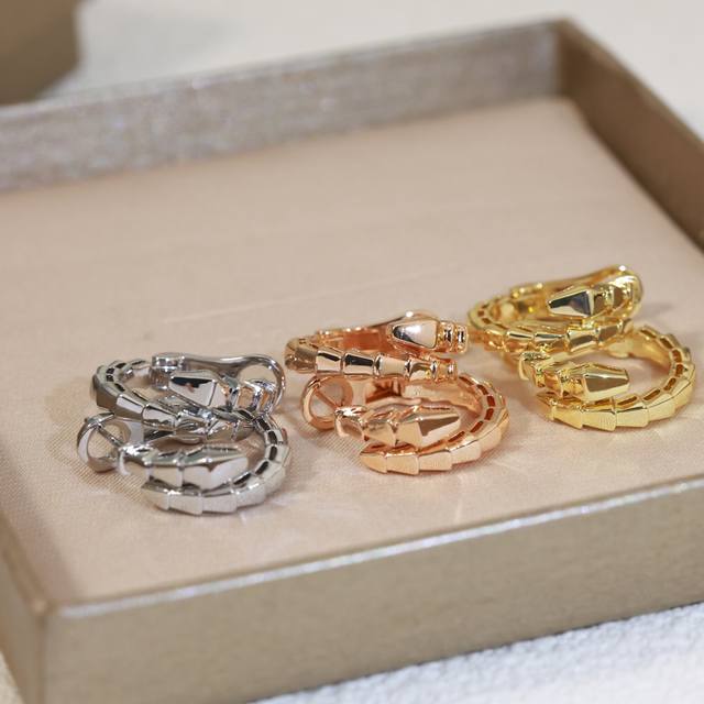 diamond-free Bulgari earrings made of sterling silver and semi-gold. Logo-embell