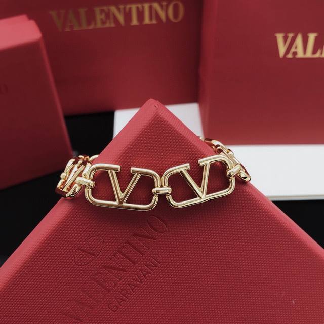 No. Vsl0007 Valentino's latest necklace with consistent polished surface and Z b