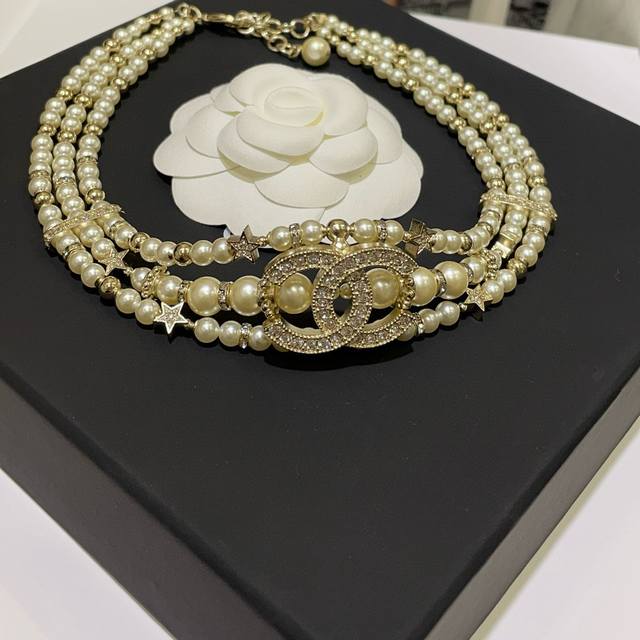 Serial No. Xxl0307 Ch*Nel's latest multi-layer pearl necklace, made of the same