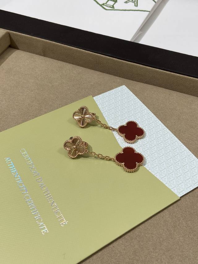 The gold content of the V gold four-leaf clover double flower earrings exceeds t