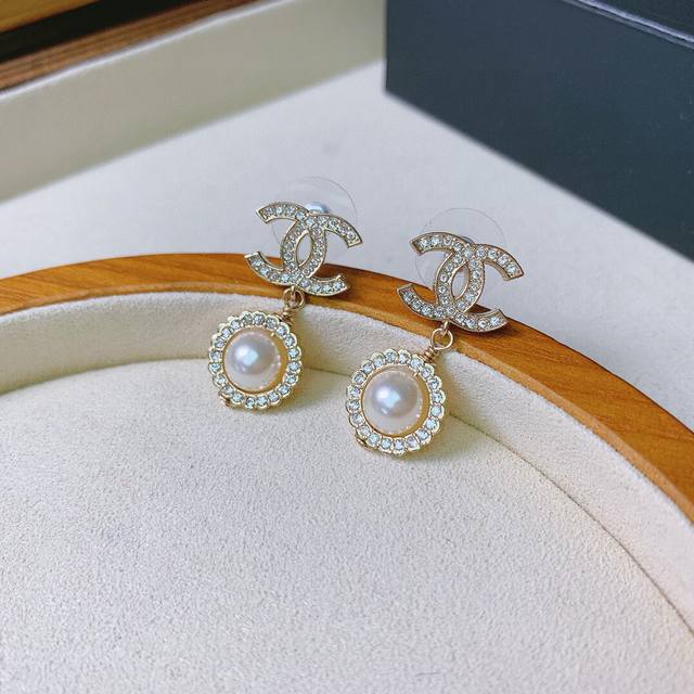 No. Xed0591, these Chanel elegant sunflower rotating pearl round earrings are a