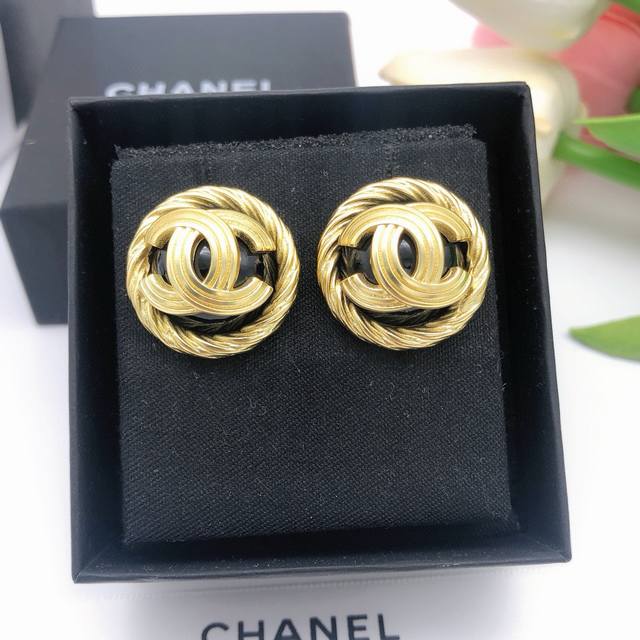 No. Xed0568 Twisted Round Black Earrings