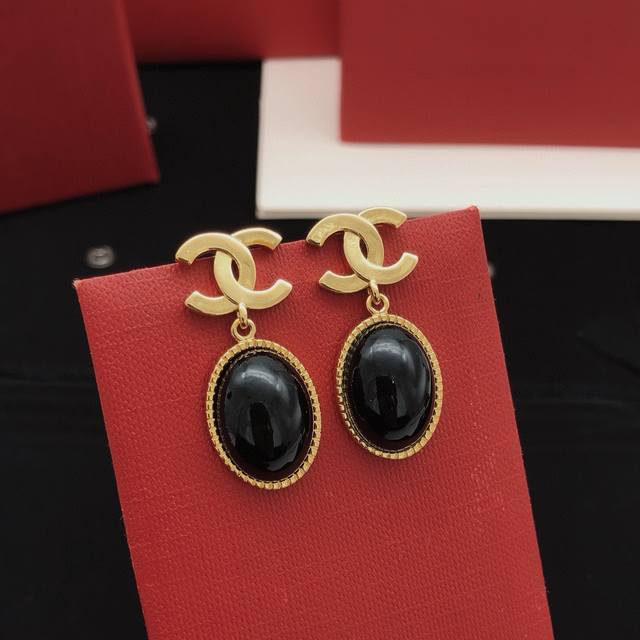 No. Xed0565 Ch*Nel latest black oval earrings consistent with the Z batch of bra