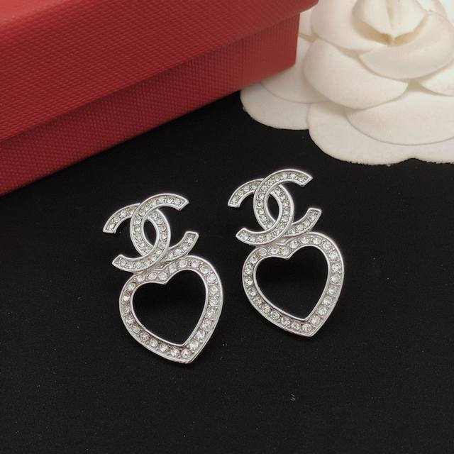 No. Xed0550 Ch*Nel latest love earrings consistent with the Z batch of brass mat