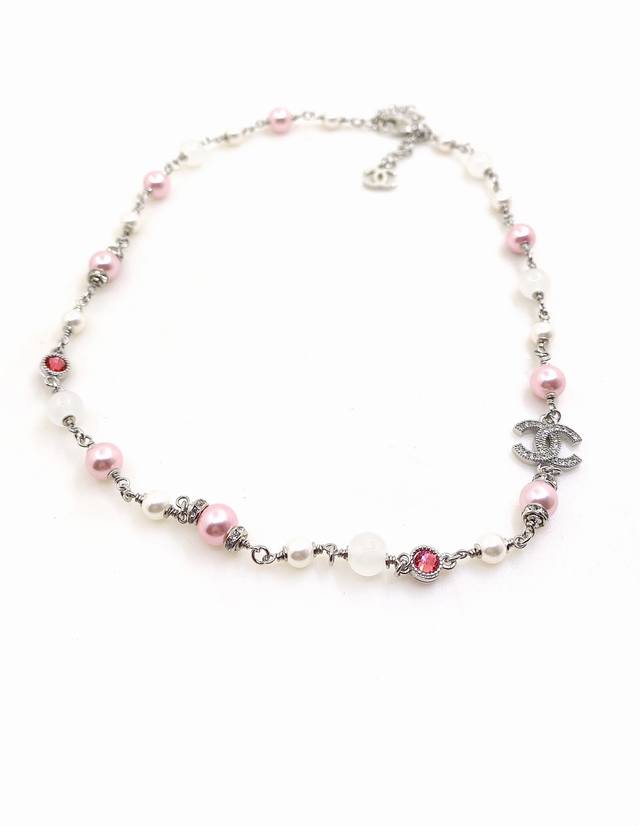 Chanel latest pink and white pearl necklace consistent with the Z batch brass ma