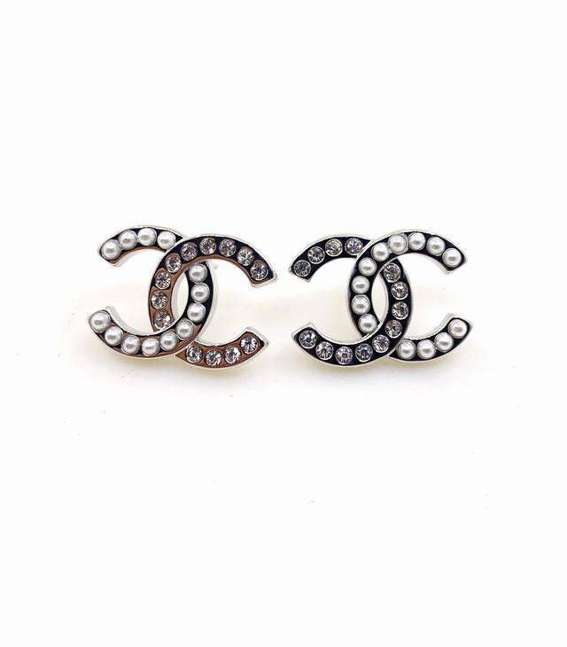 Chanel latest platinum pearl diamond Cc earrings consistent with the Z batch bra