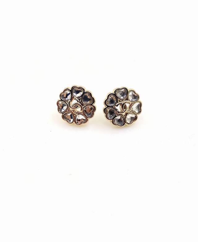 Chanel latest white diamond heart petal Cc earrings consistent with Z batch bras