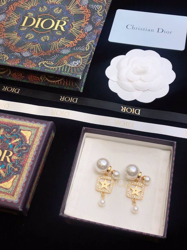 The hottest and latest Dior stud earrings with unique temperament and personalit