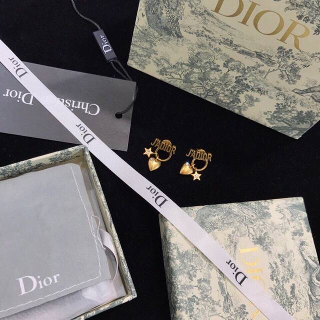 These are gorgeous new Dior stud earrings, the same style as celebrities and inf