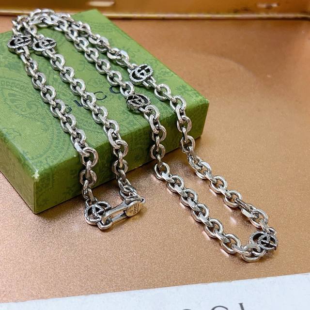 is so cool! This is the latest Gucci necklace from 2025. The chain is thicker an