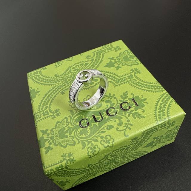 Gucci trapezoidal diamond ring with round interlocking G logo, sizes 6-7-8-9-10-
