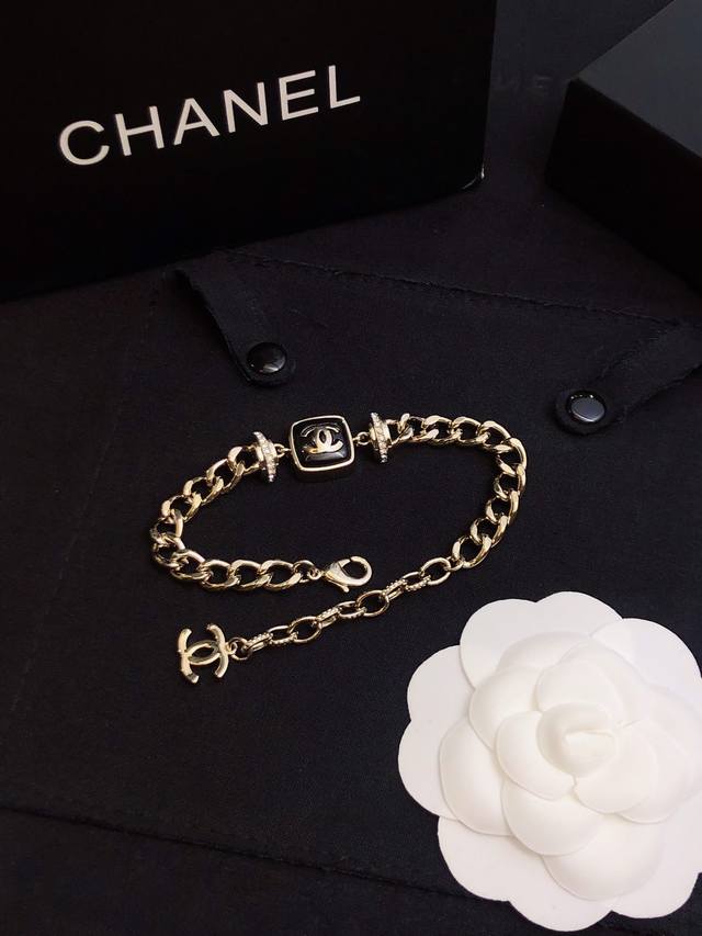 New Chanel necklaces and bracelets are fashionable and versatile. They are super