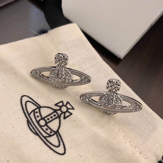 VivienneWestwood Queen Mother earrings, what is a Happy Planet? Come, this is a