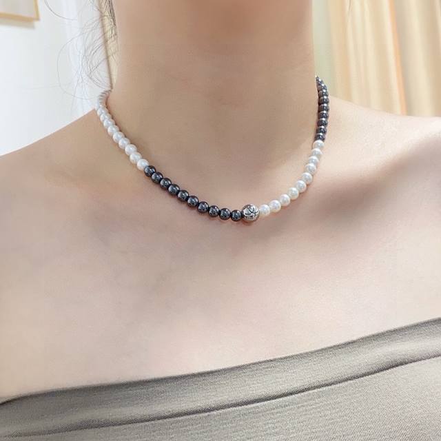 Chanel double C high-end natural hematite pearl necklace, a necklace with health