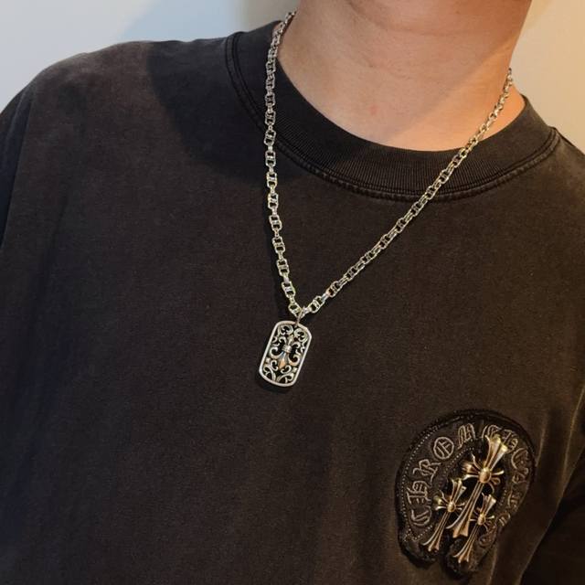 New, counter-quality Chrome Hearts classic retro letter necklace, featuring a sq