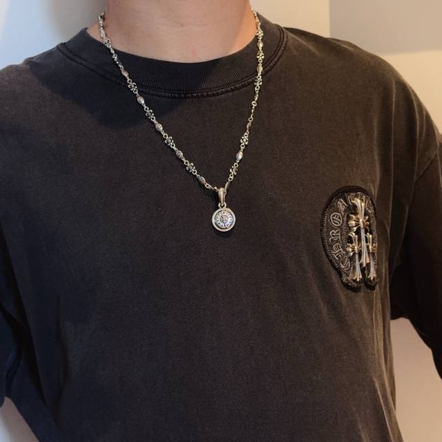 New, counter-quality Chrome Hearts classic retro cross flower necklace. The hors