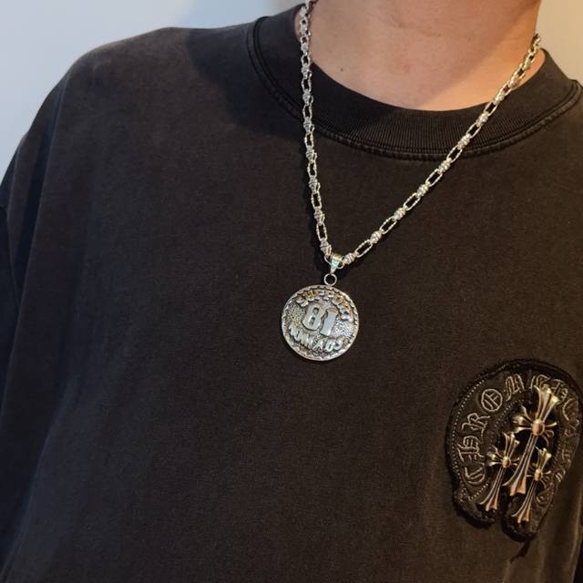 New counter-quality Chrome Hearts classic retro necklace, featuring a round pend