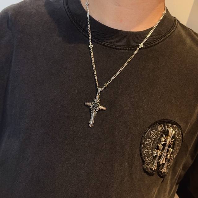 New counter-quality Chrome Hearts classic retro cross necklace, featuring a conc