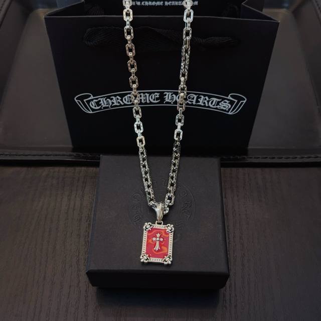 New, counter-quality Chrome Hearts classic retro necklace, featuring a red squar