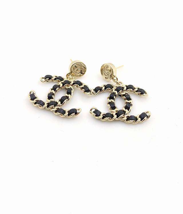 Chanel latest black leather Cc earrings consistent with the Z batch brass materi
