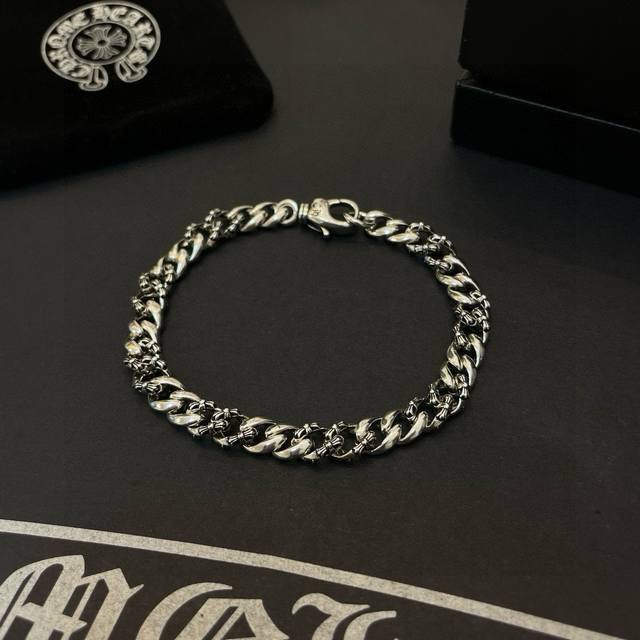 New counter-quality Chrome Hearts classic retro Cuban bracelet. The cross flower
