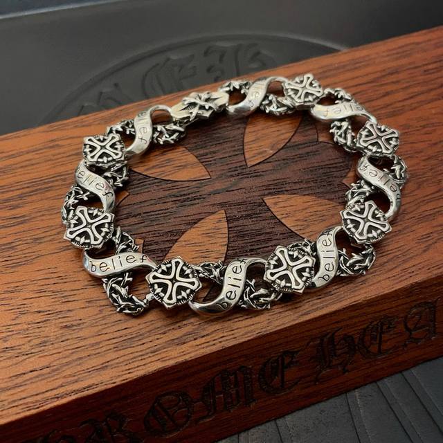 New counter-quality Chrome Hearts classic retro multi-element cross bracelet. Th