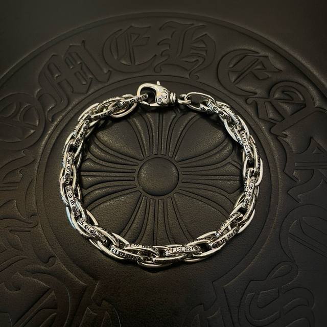 New counter-quality Chrome Hearts classic retro buckle bracelet. The concave and
