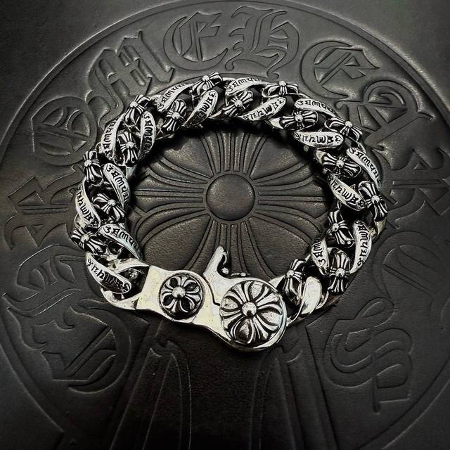 New counter-quality Chrome Hearts classic retro twisted cross bracelet. The conc