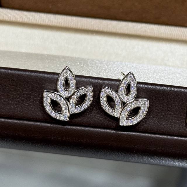 A3773 Hw Hollow Clover Earrings. Superbly crafted. Imported S925 sterling silver