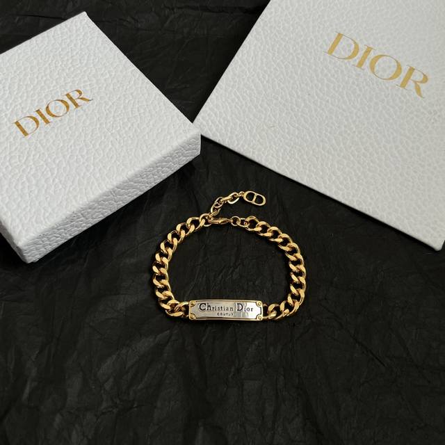 Dior bracelet is made of the same original brass material, sweet and elegant.