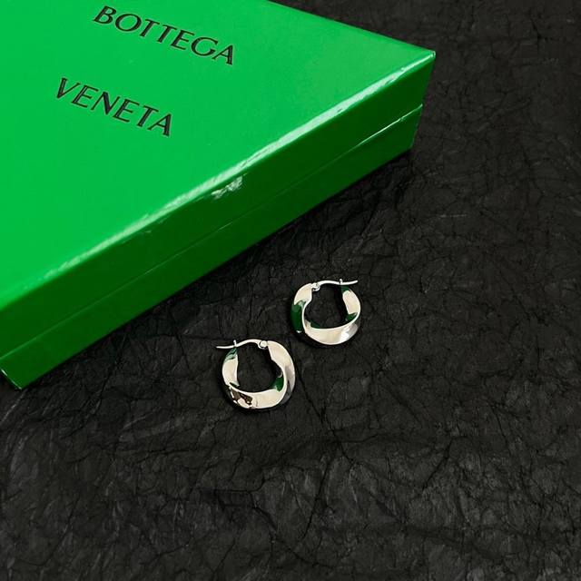 Bottega Veneta Bv earrings are very metallic and very good. The overall details