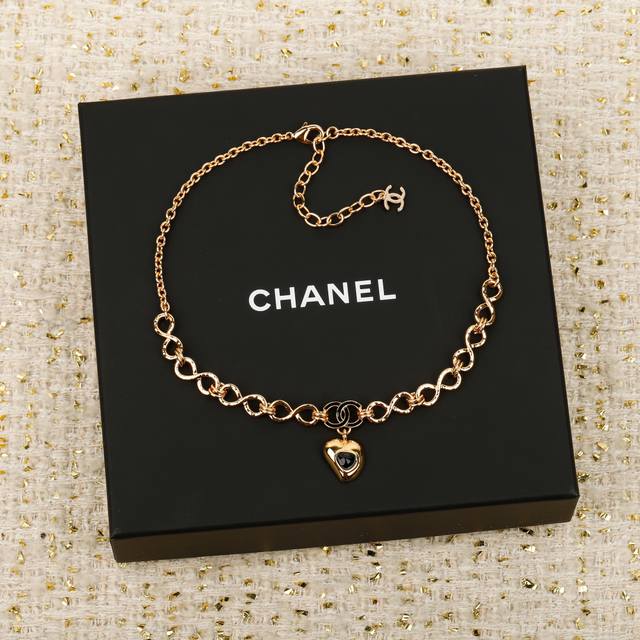 250296 We produce Zp16380! A favorite vintage piece, this black and gold heart n