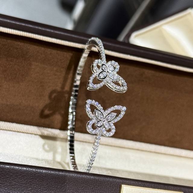 Double Butterfly Diamond Bracelet Jewelry uses the finest zircon, lifelike and e