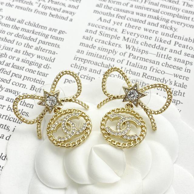 Today's new model, code E3154 0247825, is a hot seller! The Chanel 25 chain bow