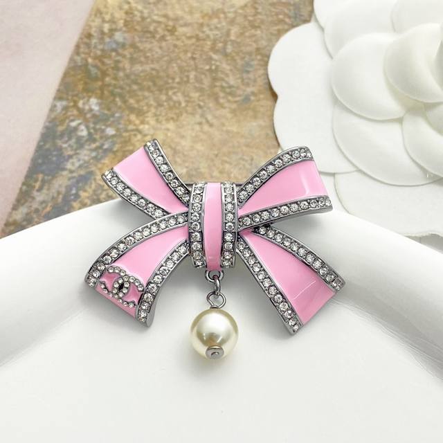 Today's new model, code A790 0257825 Chanel brooch, hot-selling Chanel 25 pink B