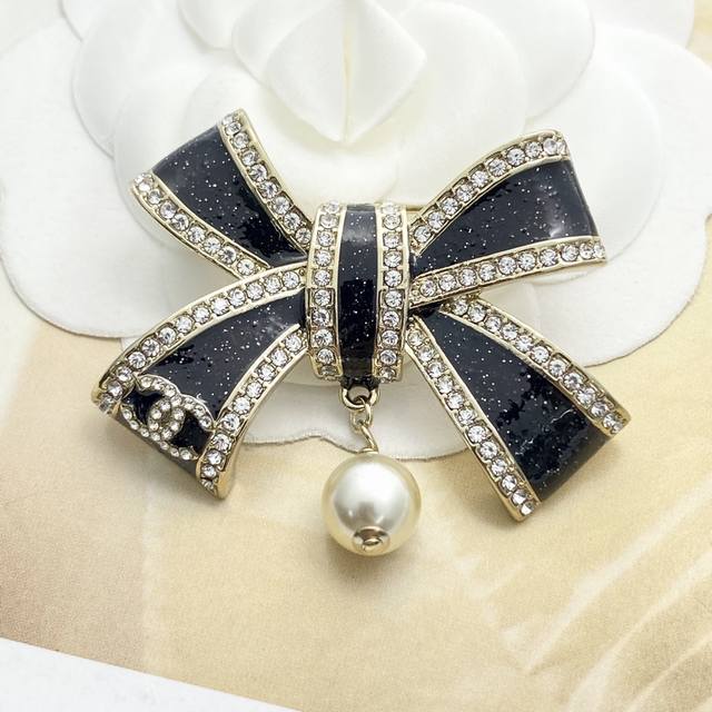 Today's new model, code A790 0257825, is a hot-selling Chanel brooch. The Chanel