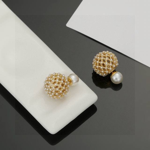 Dior Tribales Pearl Earrings These Dior Tribales earrings offer a new twist on a